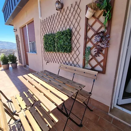 House & Free Parking By Perry-holiday Apartament