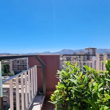House & Free Parking By Perry-holiday *