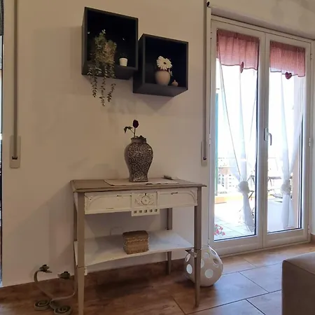 House & Free Parking By Perry-holiday Apartment