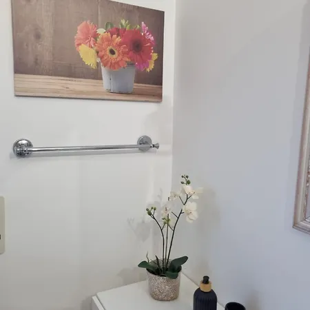 House & Free Parking By Perry-holiday Apartment *