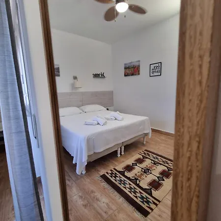 House & Free Parking By Perry-holiday Apartment