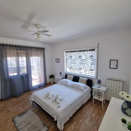 House & Free Parking By Perry-holiday Apartment